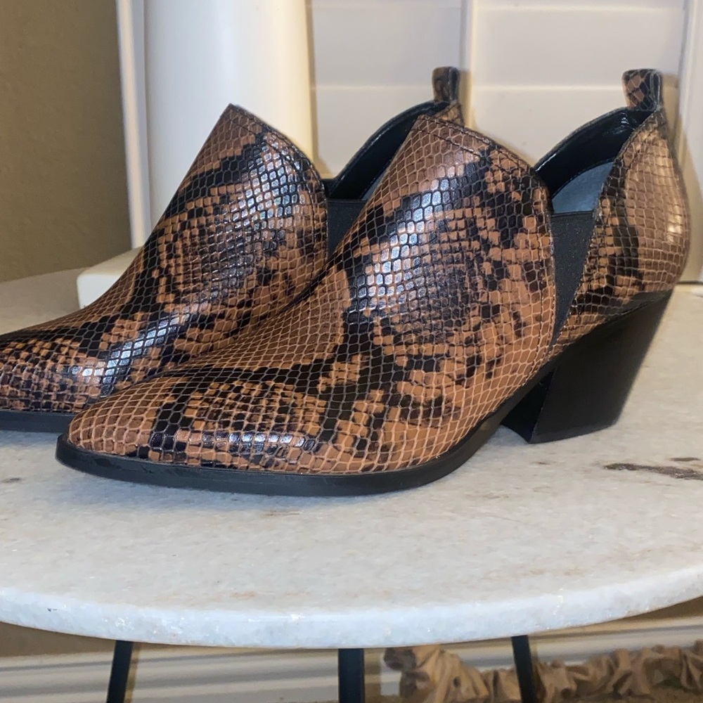 Marc Fisher sz9 Dalaran snake low cut booties/mules